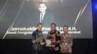 Ketua Dewan Pimpinan Cabang (DPC) Partai Demokrasi Indonesia Perjuangan (PDIP) Nagan Raya, Jamaluddin Idham saat menerima penghargaan Serambi Demokrasi Awards 2023. (Foto untuk kanalaceh)