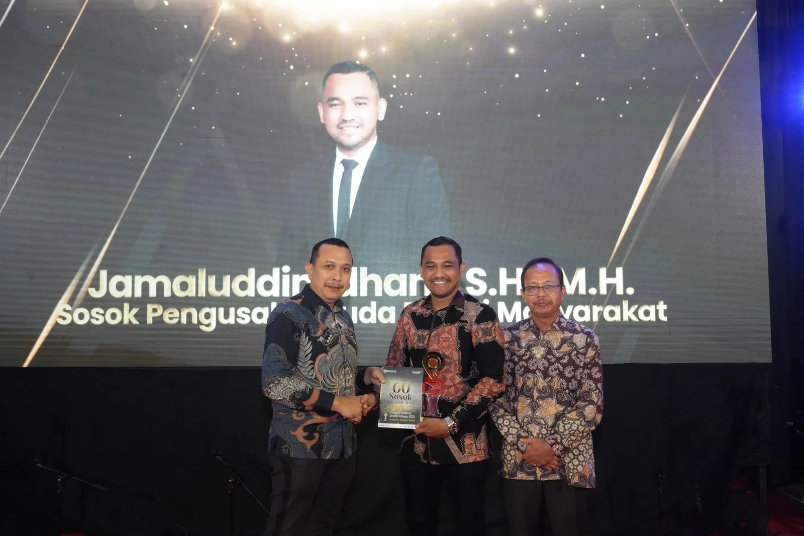 Ketua Dewan Pimpinan Cabang (DPC) Partai Demokrasi Indonesia Perjuangan (PDIP) Nagan Raya, Jamaluddin Idham saat menerima penghargaan Serambi Demokrasi Awards 2023. (Foto untuk kanalaceh)