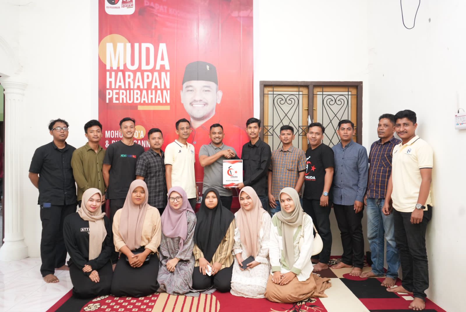 Jamaluddin Idham bersama pengurus Dewan Pimpinan Pusat (DPP) Muda Seudang Aceh. (Foto: MC Jamaluddin Idham)