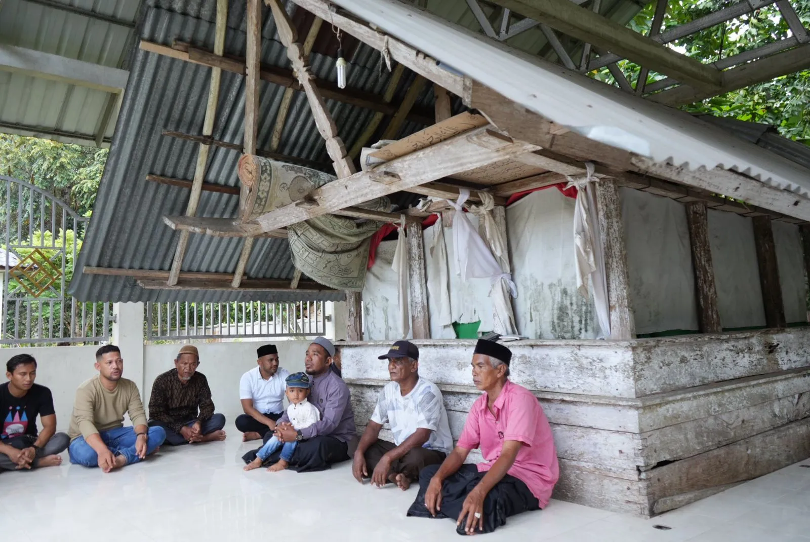 Calon Anggota Legislatif DPR RI dari Partai Demokrasi Indonesia Perjuangan (PDIP) nomor urut 2, Jamaluddin Idham berziarah ke makam ulama di Pidie, Aceh. (Foto: MC JI)