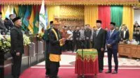 Pengukuhan Wali Nanggroe Aceh, Malek Mahmud Al-Haytar masa jabatan 2023-2028 pada Rapat Paripurna Istimewa Dewan Perwakilan Rakyat Aceh (DPRA) di Gedung Utama DPRA, (Jumat, 15/12/2023). (Foto: Dok. Wali Nanggroe)