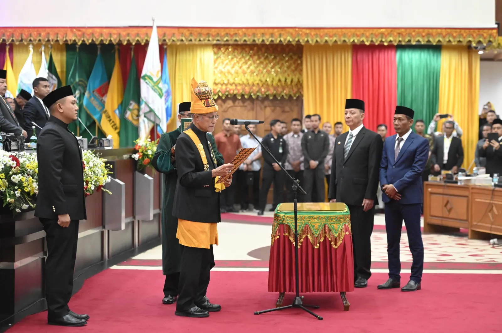 Pengukuhan Wali Nanggroe Aceh, Malek Mahmud Al-Haytar masa jabatan 2023-2028 pada Rapat Paripurna Istimewa Dewan Perwakilan Rakyat Aceh (DPRA) di Gedung Utama DPRA, (Jumat, 15/12/2023). (Foto: Dok. Wali Nanggroe)