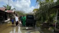 Anggota Komisi X DPR RI, Illiza Sa’aduddin Djamal bersama warga yang terdampak banjir di Aceh Singkil. (Foto: MC Illiza Sa’aduddin Djamal)