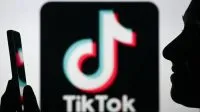 ilustrasi-seseorang-sedang-melihat-konten-video-tiktok_169