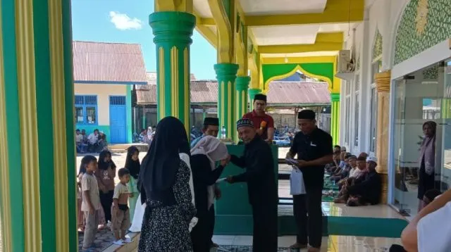 Foto : Keuchik Gampong Muka Blang Arabi saat menyantuni anak yatim.