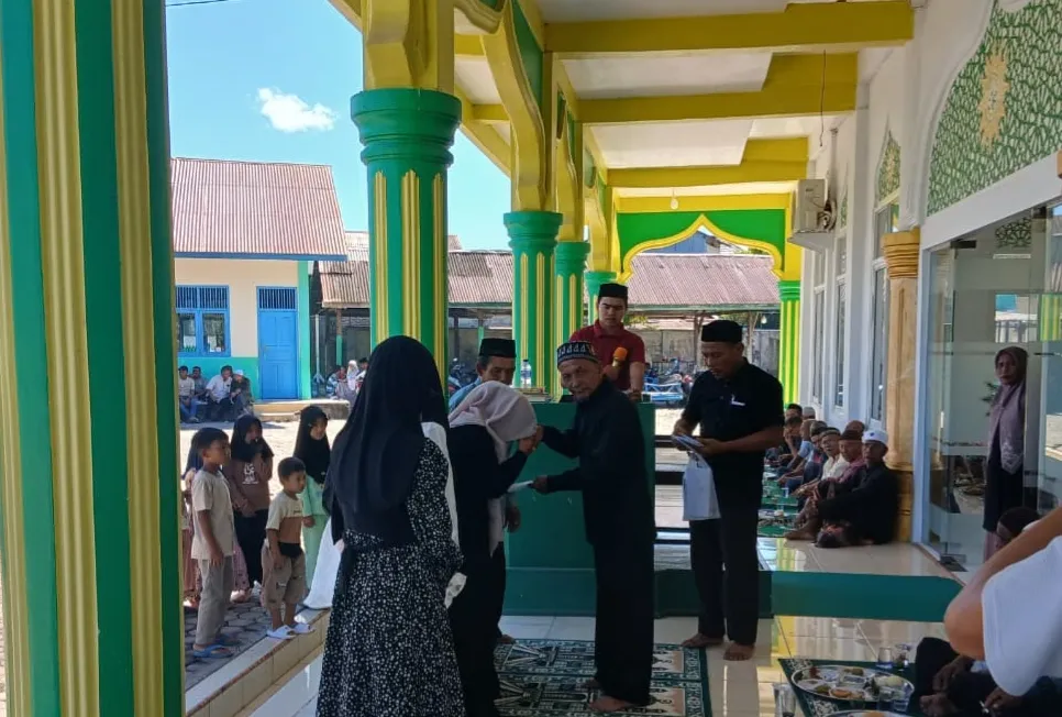 Foto : Keuchik Gampong Muka Blang Arabi saat menyantuni anak yatim.