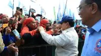 prabowo-rasakan-terik-panas-bersama-ratusan-ribu-buruh-di-monas-01052025-154559