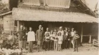 Sebuah sekolah di Susoh dengan murid dan guru sekitar tahun 1894. (Sumber- Leiden University Libraries:KITLV)