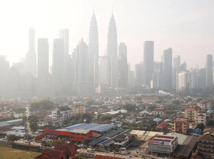 kabut-asap-menyelimuti-kuala-lumpur-ibu-kota-malaysia-dalam-foto-yang-diambil-pada-3-oktober-lalu_43